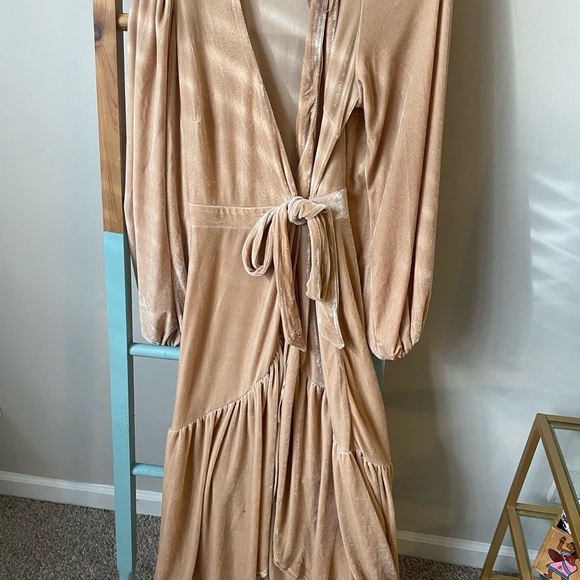 Beautiful Red Dress Boutique cream velvet wrap dress Size XS NWOT - Picture 3 of 3